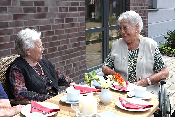 Seniorenresidenz Walter-Esser Kaffeetrinken im Garten