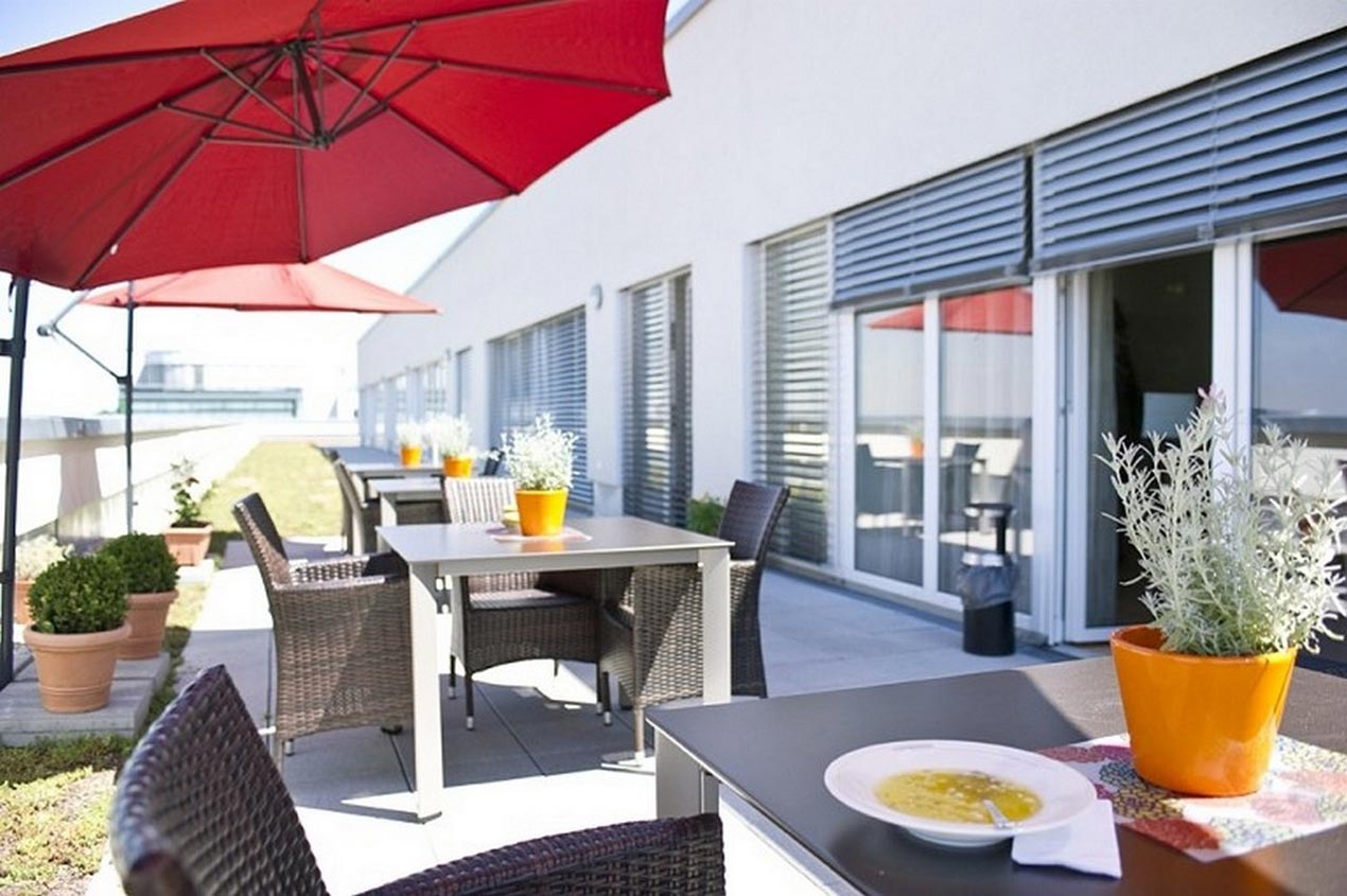 Strahlende Dachterrasse im Seniorendomizil Haus Martin in Stuttgart