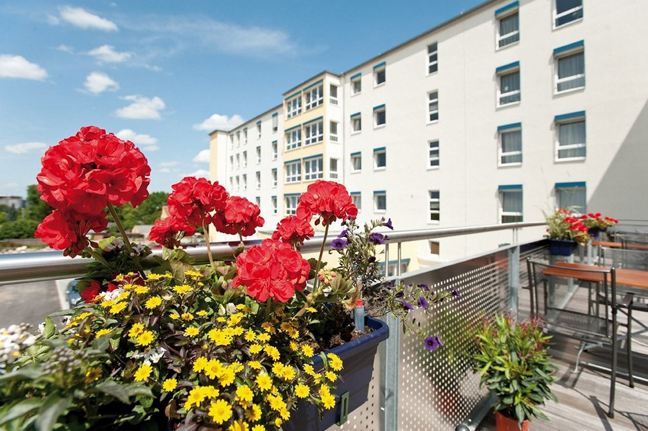 Terrasse mit Blumenschmuck im Haus Caspar in Bietigheim-Bissingen