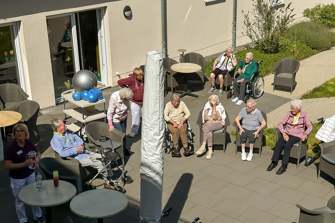 Bewegungsstunde mit strahlender Sonne