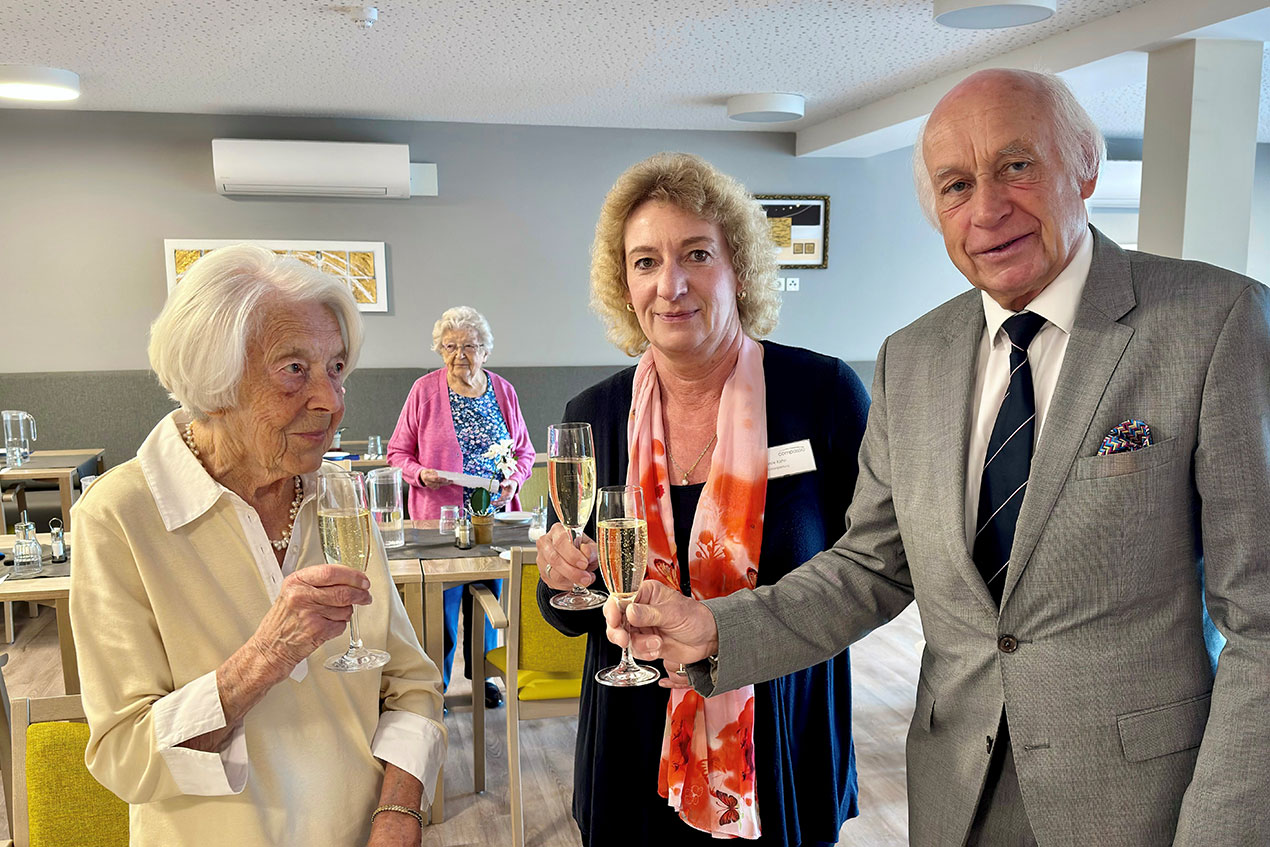 Geburtstagsfeier – stolze Bewohnerin feiert 100. Geburtstag