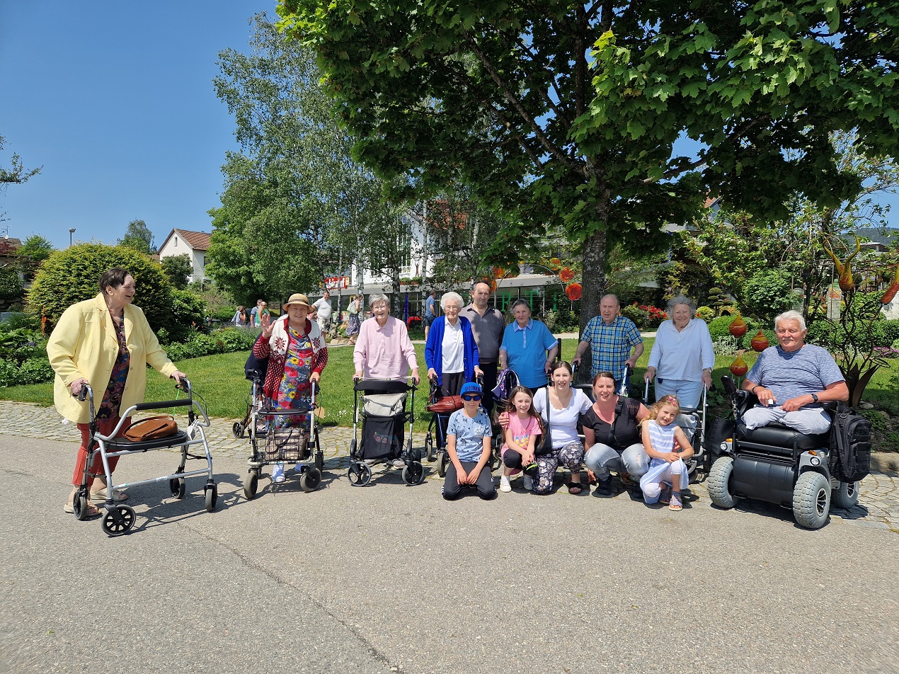 Senioren vom Haus Gunther besuchen das Glasdorf Weinfurtner