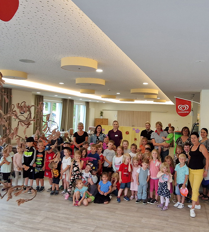 Viele kleine hungrige Raupen im Seniorendomizil Haus Gunther