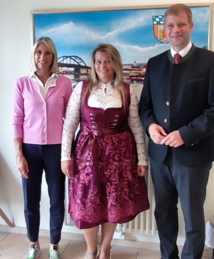Bezirkstagspräsident Dr. Olaf Heinrich informiert sich bei den Deggendorfer Werkstätten und im Seniorendomizil Haus Marienthal