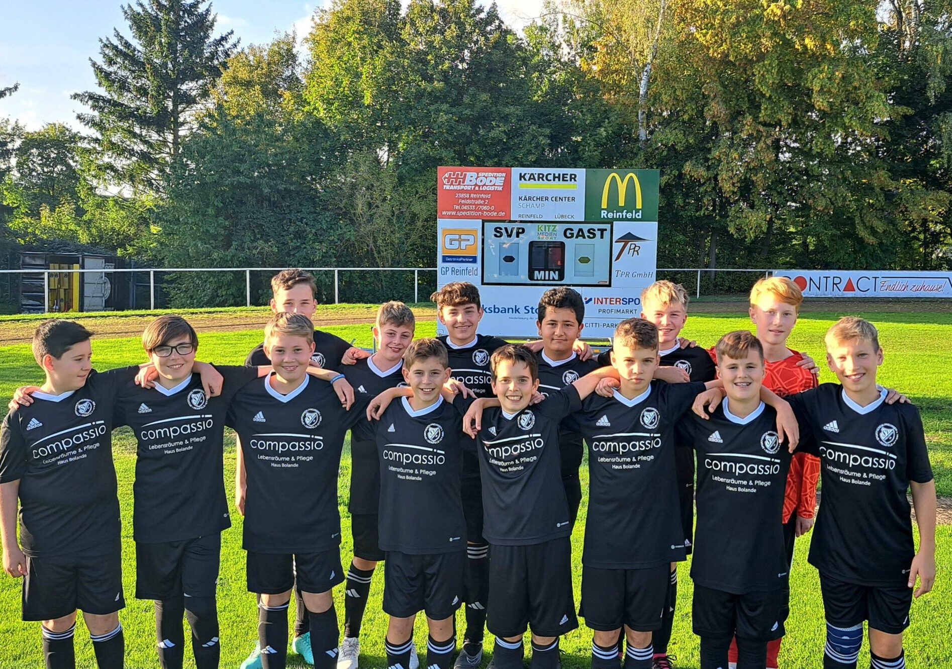 Sponsoring: Neue Trikots für Fußball-Nachwuchstalente
