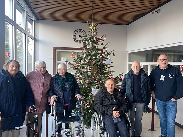 Gemeinsames Weihnachtsbaum-Schmücken in der Gutenberg-Realschule Göllheim