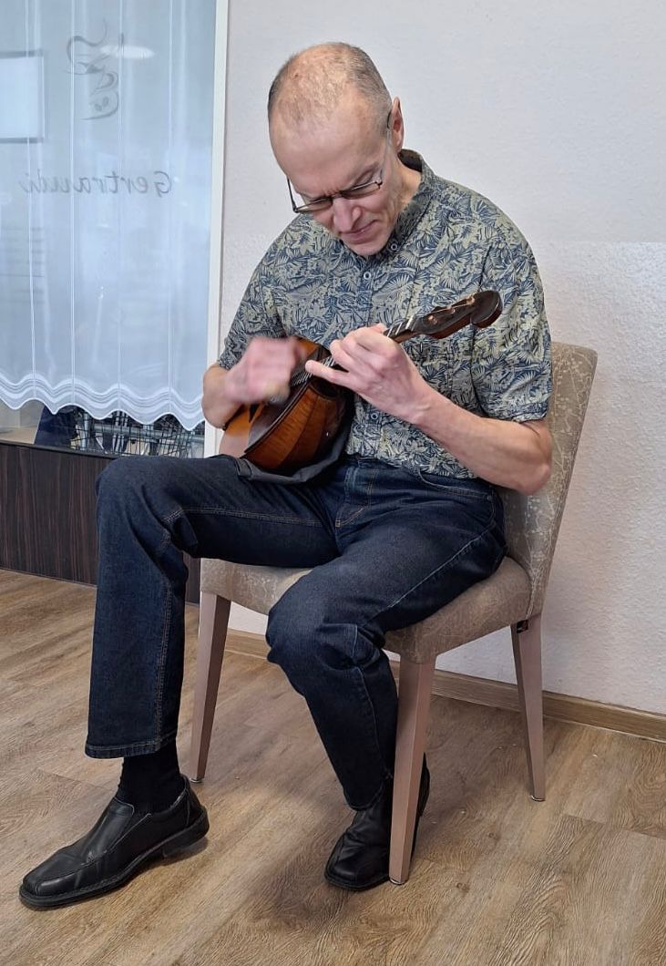 Auf drei Seiten ein ganzes Orchester