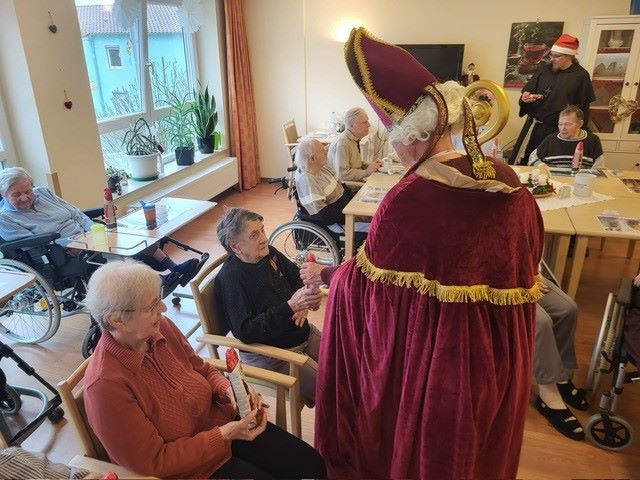 Ruprecht überraschten die Bewohner des Hauses Urban in Tegernheim