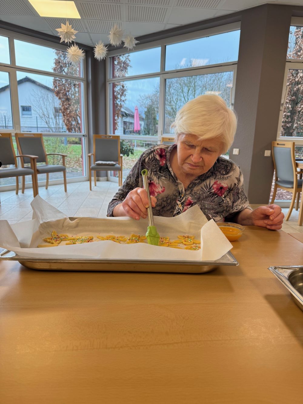Bewohner und Schüler beim gemeinsamen Backen in der Weihnachtsbäckerei des Haus Antonius