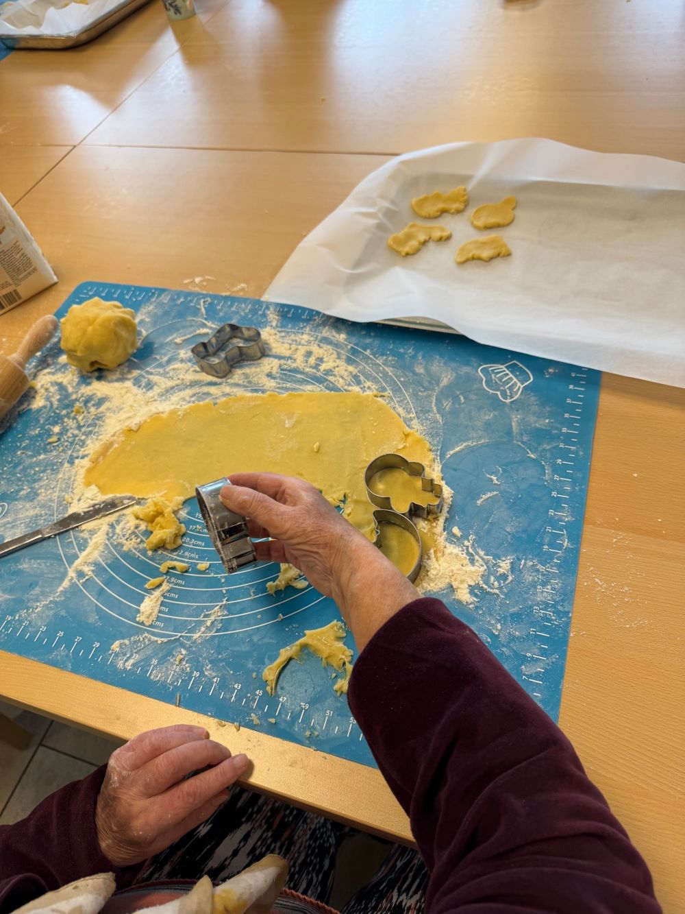 Bewohner und Schüler beim gemeinsamen Backen in der Weihnachtsbäckerei des Haus Antonius