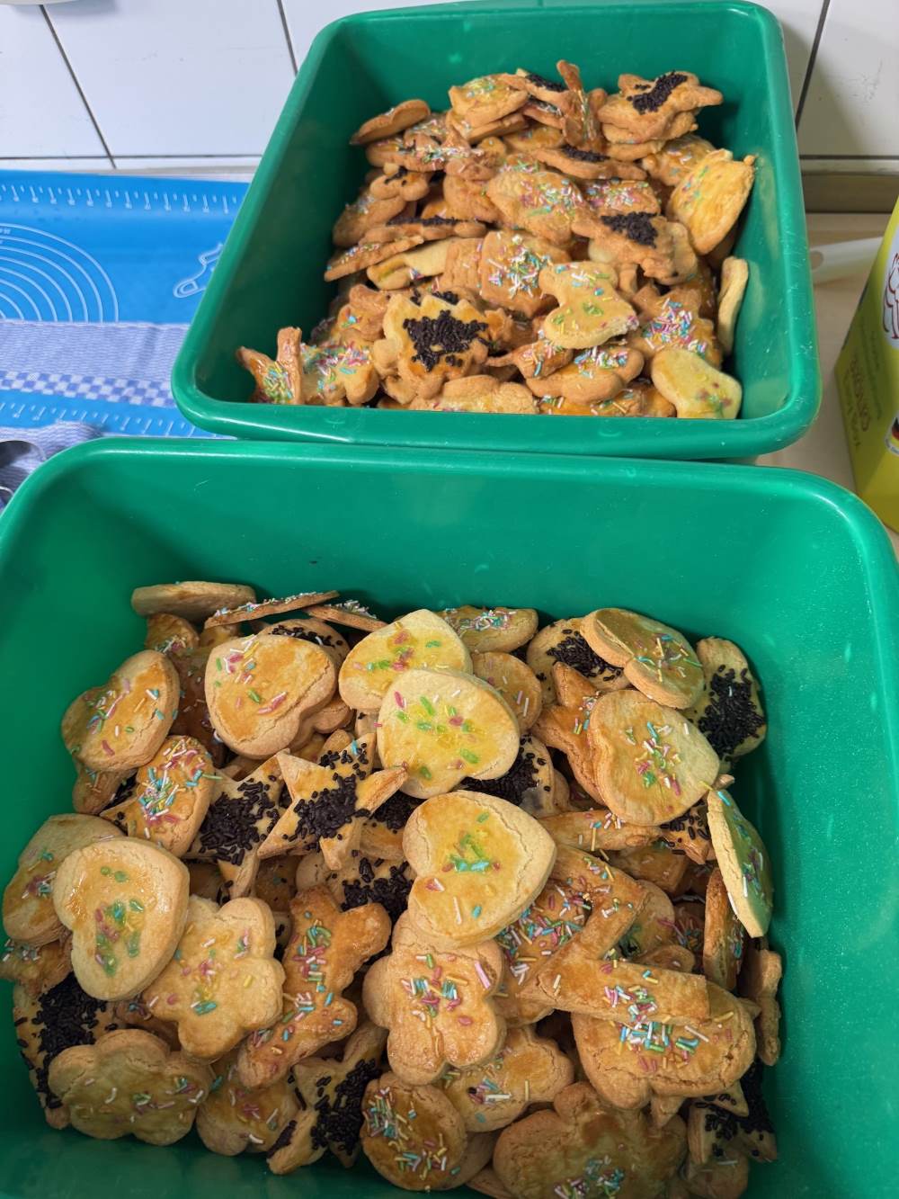 Bewohner und Schüler beim gemeinsamen Backen in der Weihnachtsbäckerei des Haus Antonius
