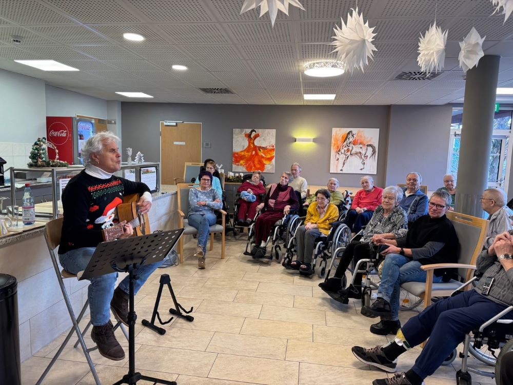 Musiker Thomas Rothfuß verzauberte mit seinem Weihnachtsprogramm die Bewohner des Hauses Antonius am Nikolaustag