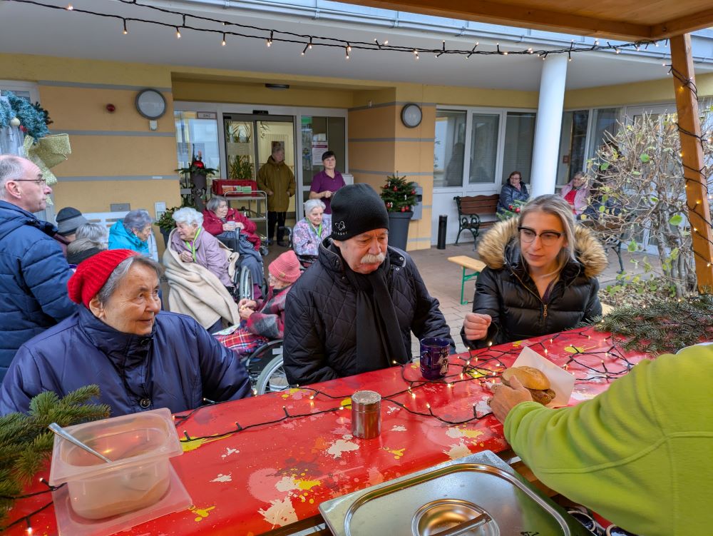 Erster Weihnachtsmarkt am Haus Gabriels begeistert Bewohner und Besucher