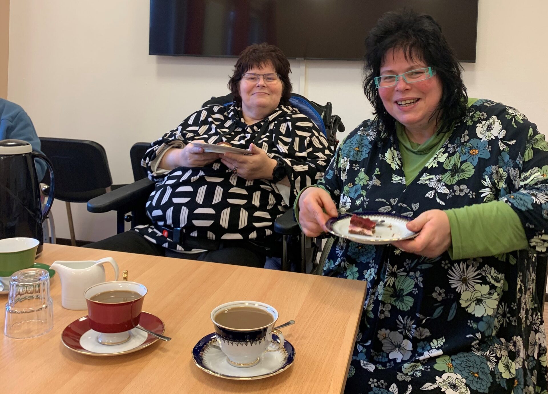 Gesellige Runde: Geburtstags-Kaffeetrinken im Januar