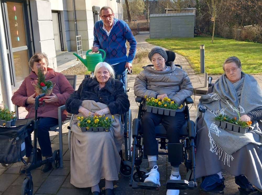 Pflanzaktion bei Sonnenschein zum Frühlingsanfang!