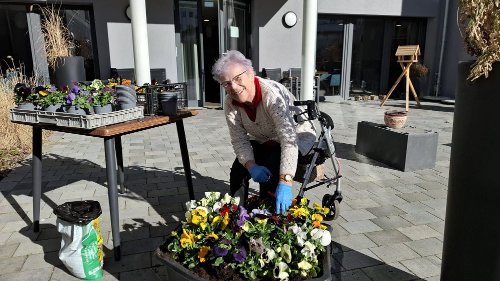 Mit Herz und Hand: Frau Gutzmann bringt unseren Garten zum Blühen