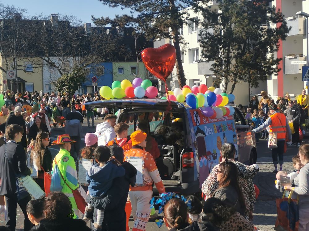 Bunte Wagen und fliegende Kamellen – Ein unvergesslicher Karnevalstag