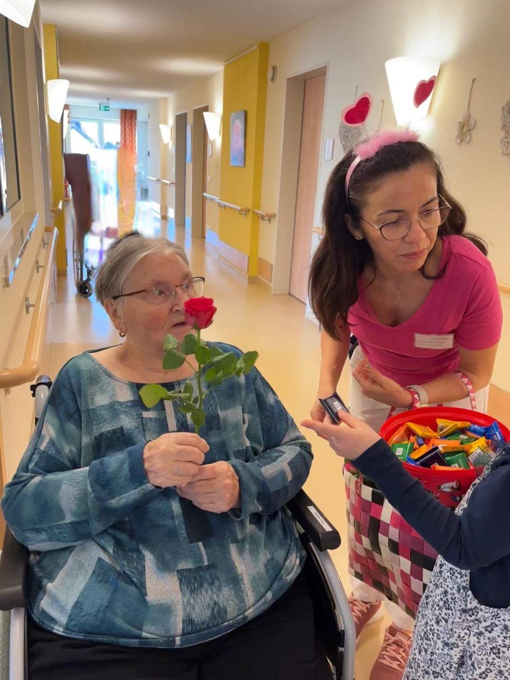 Weltfrauentag im Haus Josef – Blumen und Schokolade für die Bewohnerinnen