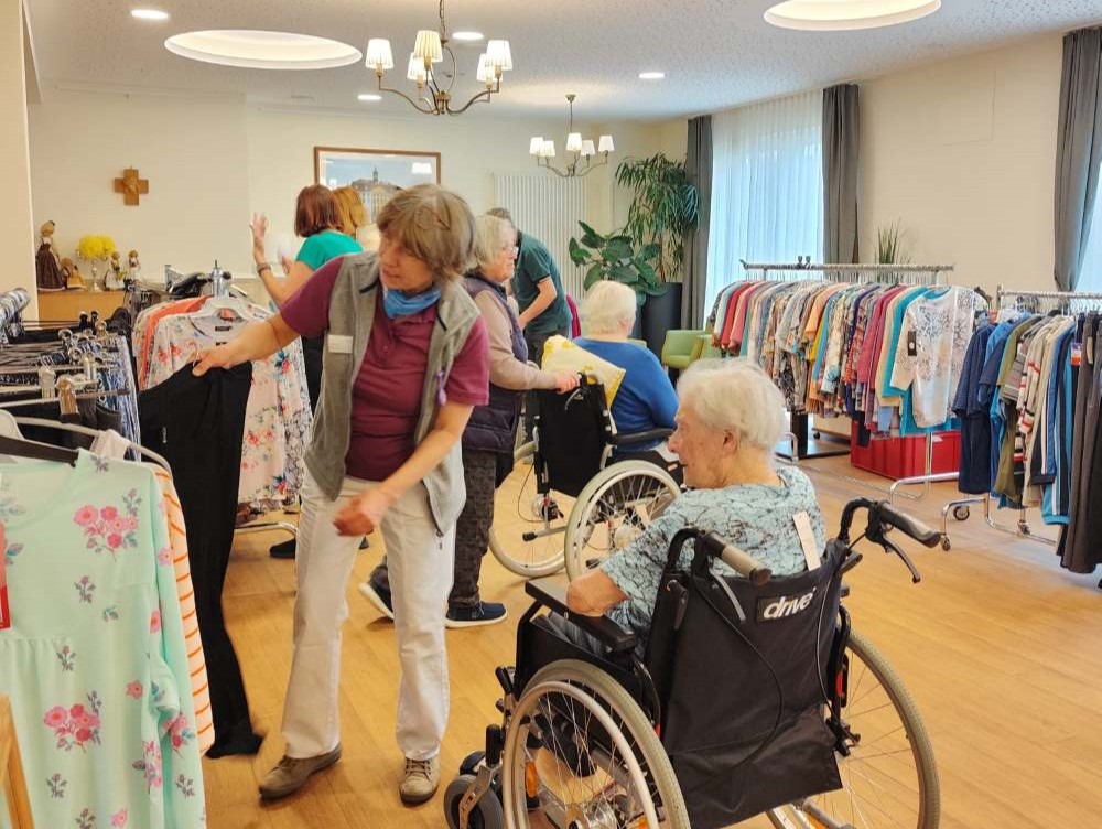 Mobiler Kleidungsverkauf im Haus Albert