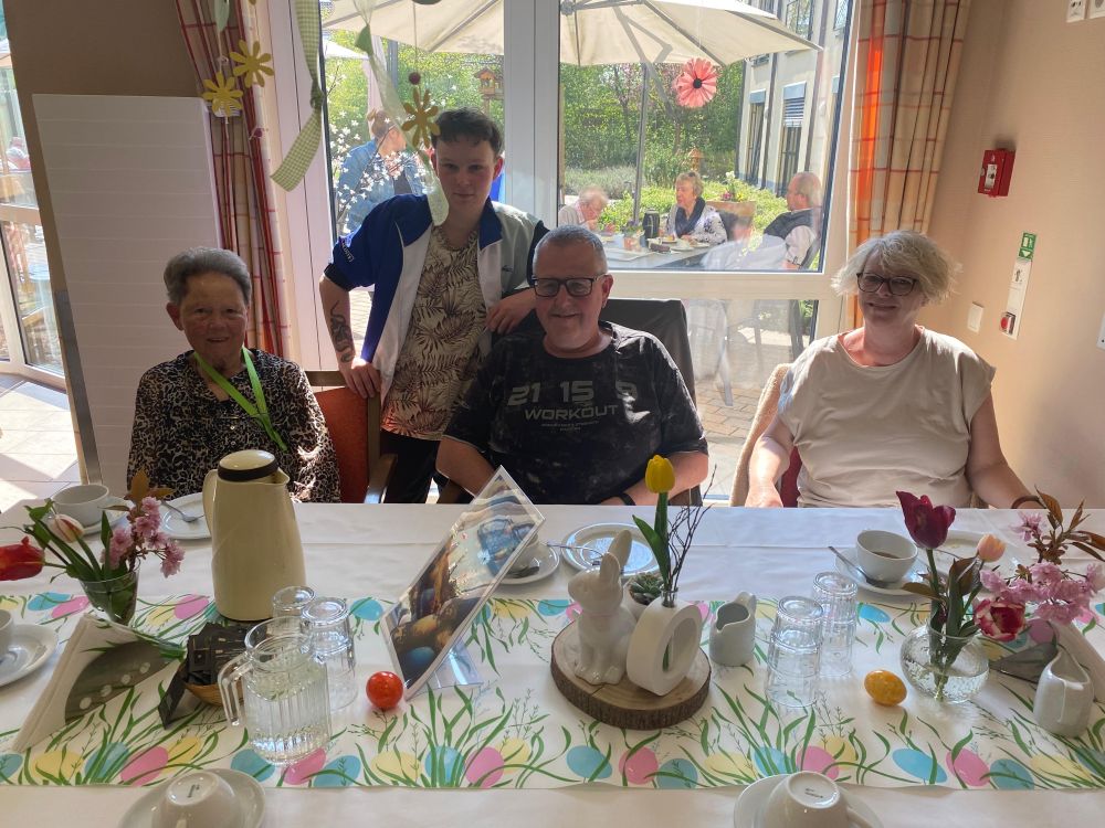 Festliche Stimmung beim Oster Café
