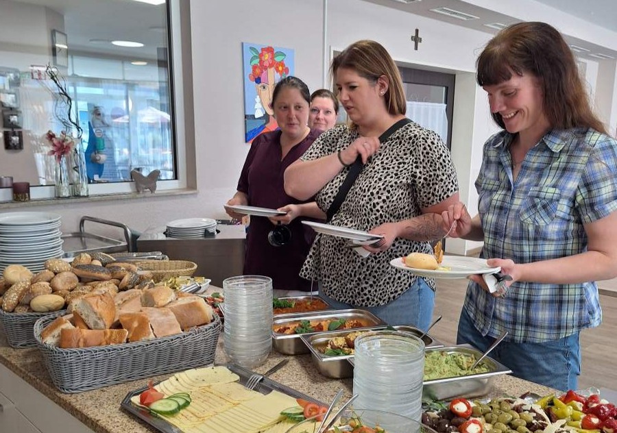 Ein besonderes Frühstück zum Tag der Pflege im Haus Dominic