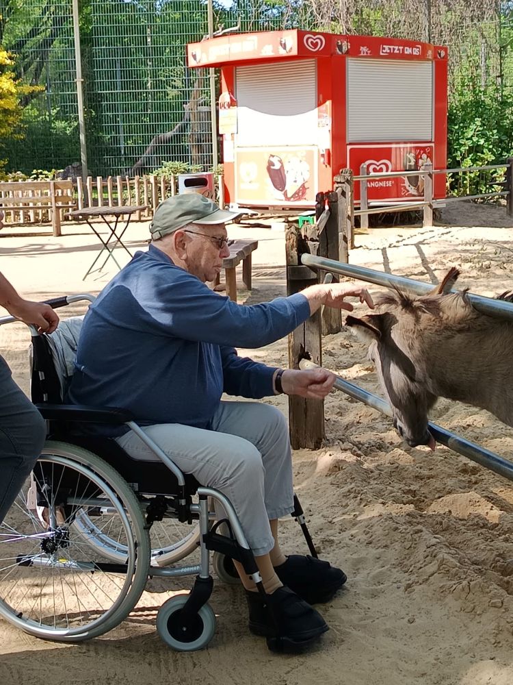 Frühlingsausflug der Seniorenresidenz Bremer Straße in den Tierpark Ströhen