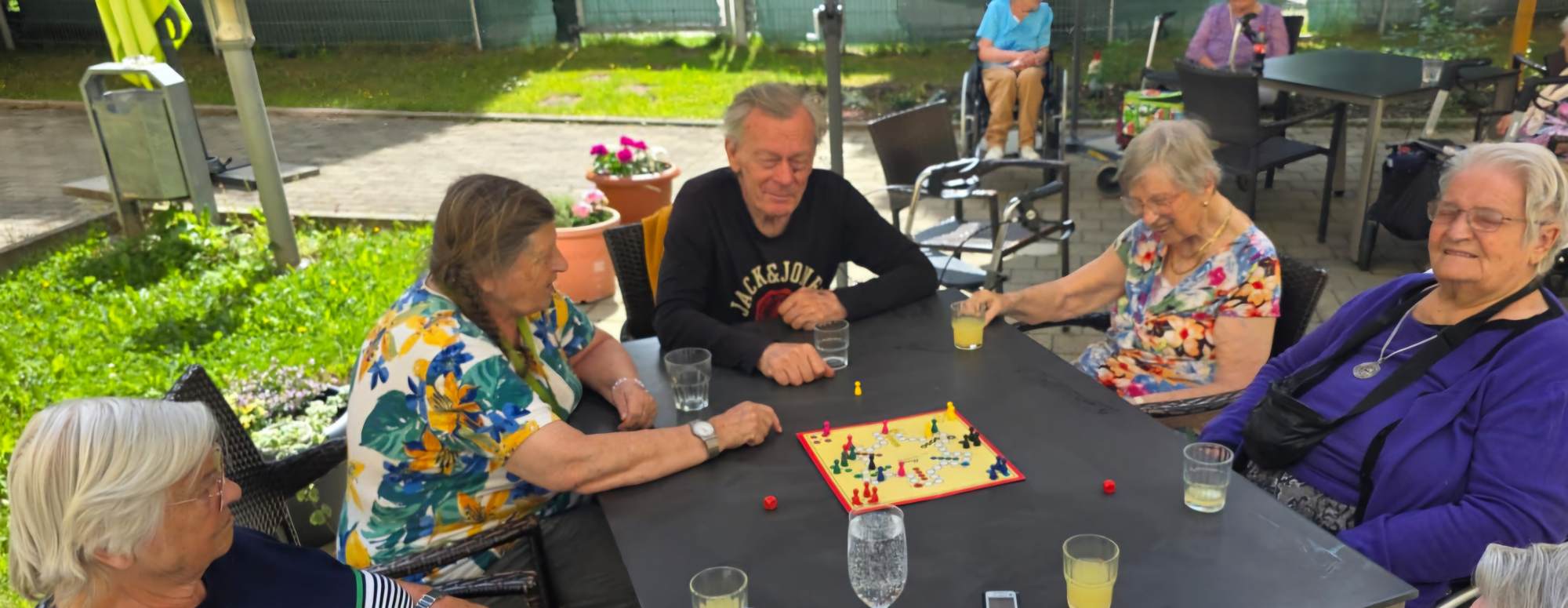 Sonnige Aktivierungsangebote im Garten des Haus Lukas