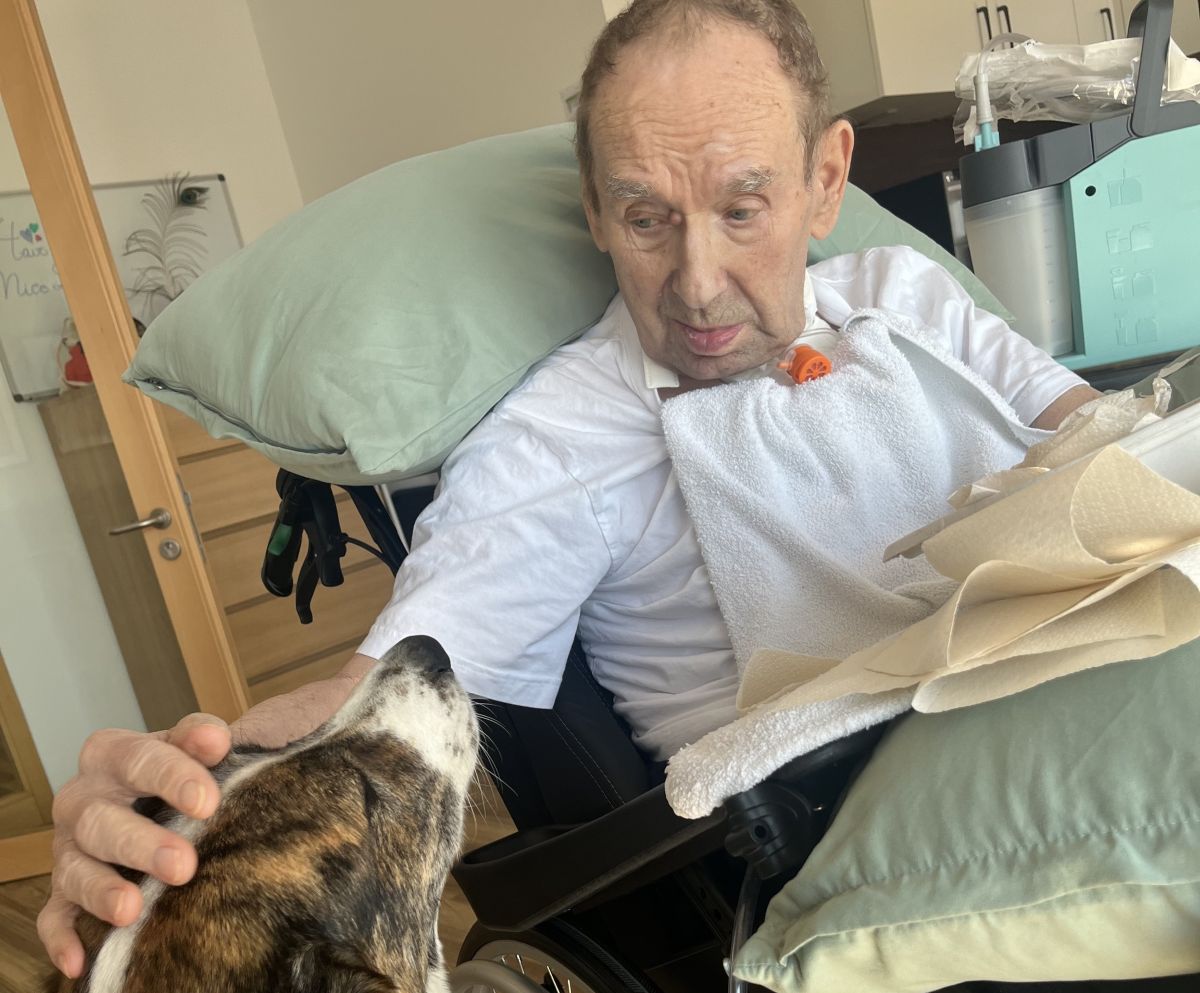 Ein fröhlicher Besuch auf vier Pfoten: Hundestunde in der Intensivpflege Kaarst