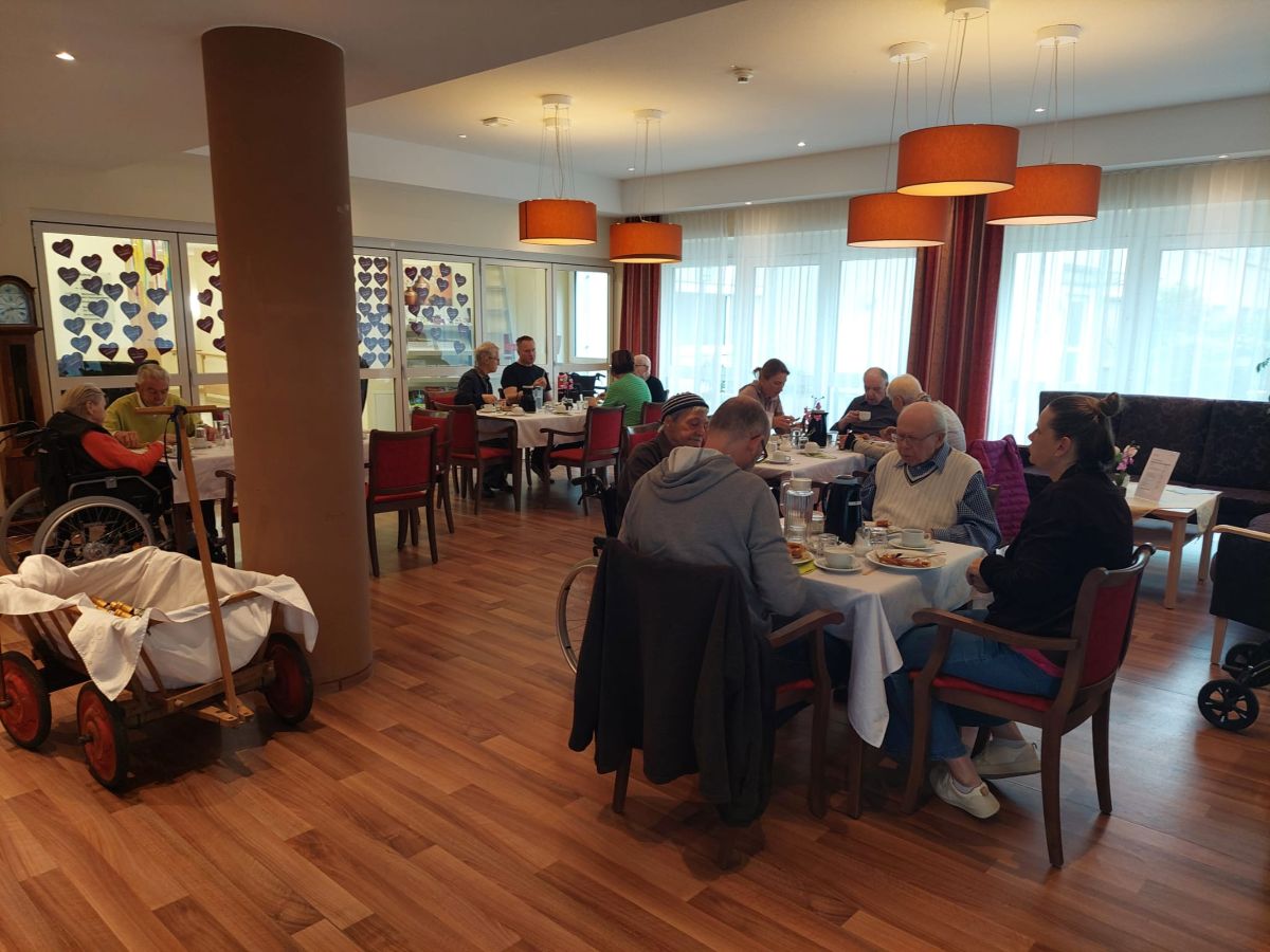 Gemeinsames Frühstück zum Muttertag und Vatertag im Haus Ursula