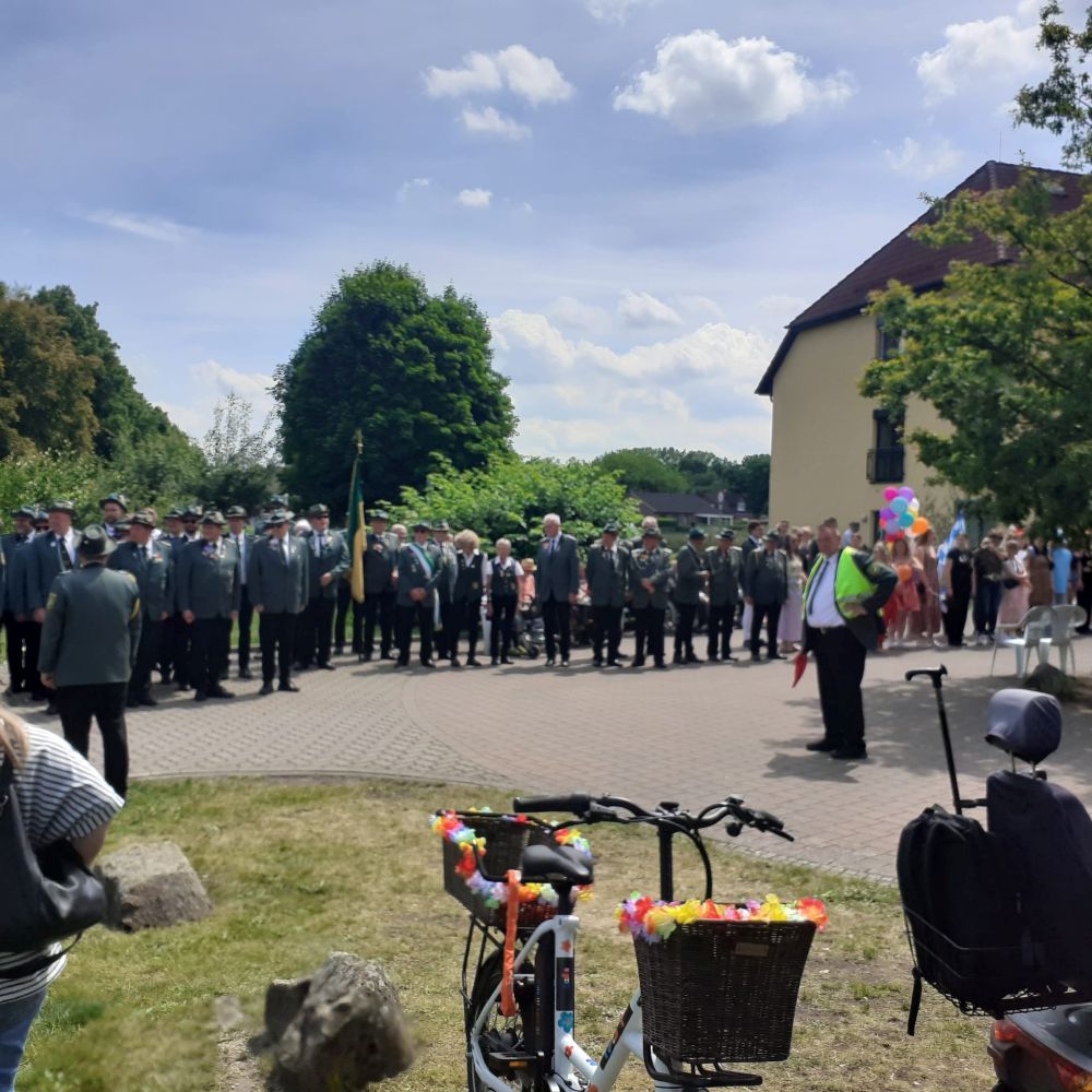 Schützenfest in Wesendorf: Feierlicher Besuch vor der Seniorenresidenz Am Park