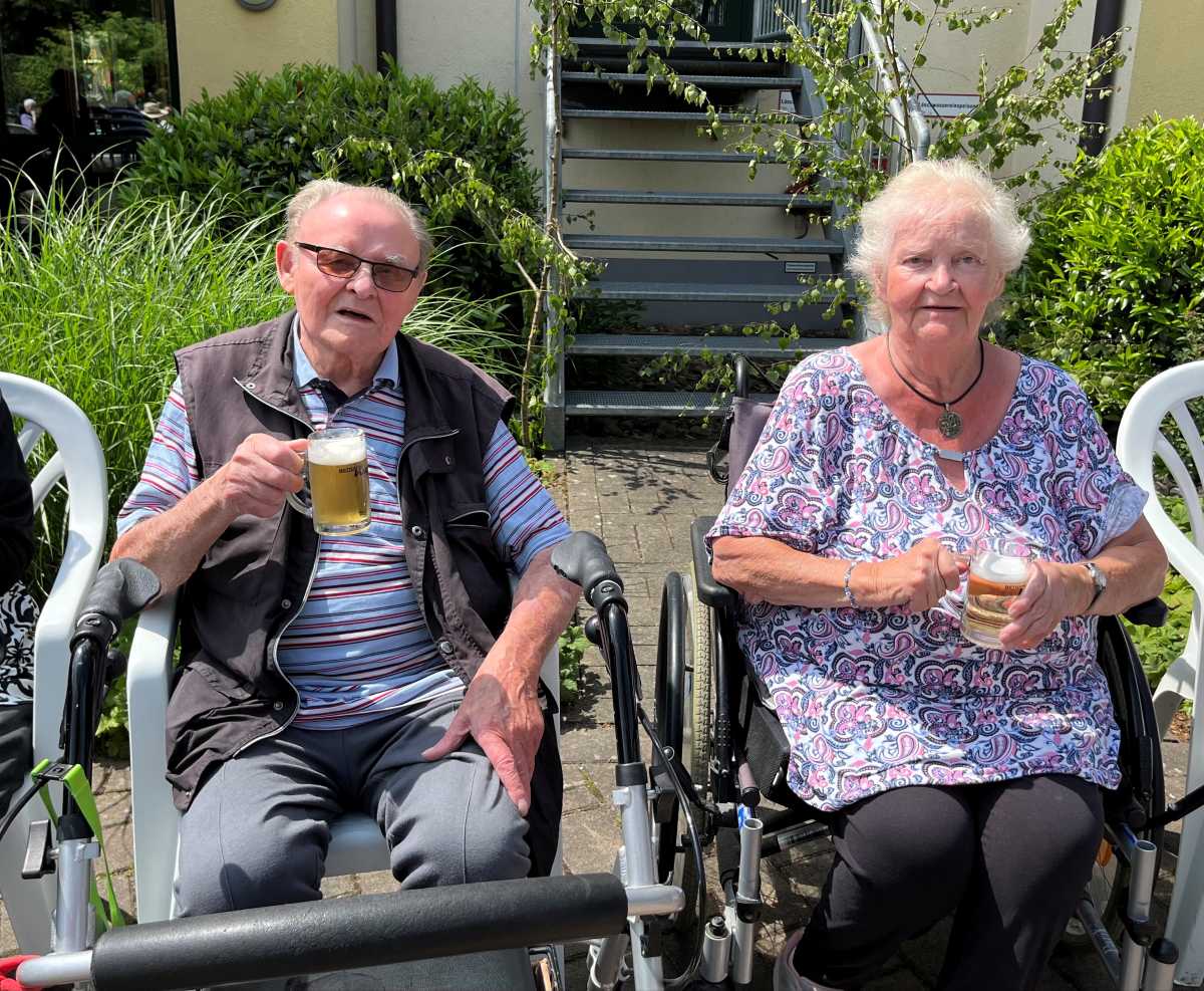 Schützenfest in Wesendorf: Feierlicher Besuch vor der Seniorenresidenz Am Park