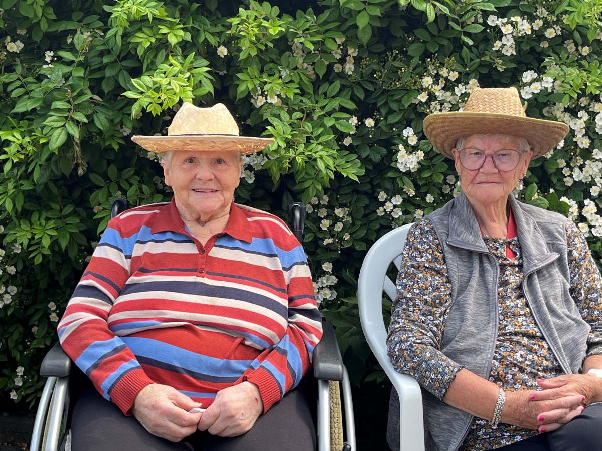 Schützenfest in Wesendorf: Feierlicher Besuch vor der Seniorenresidenz Am Park
