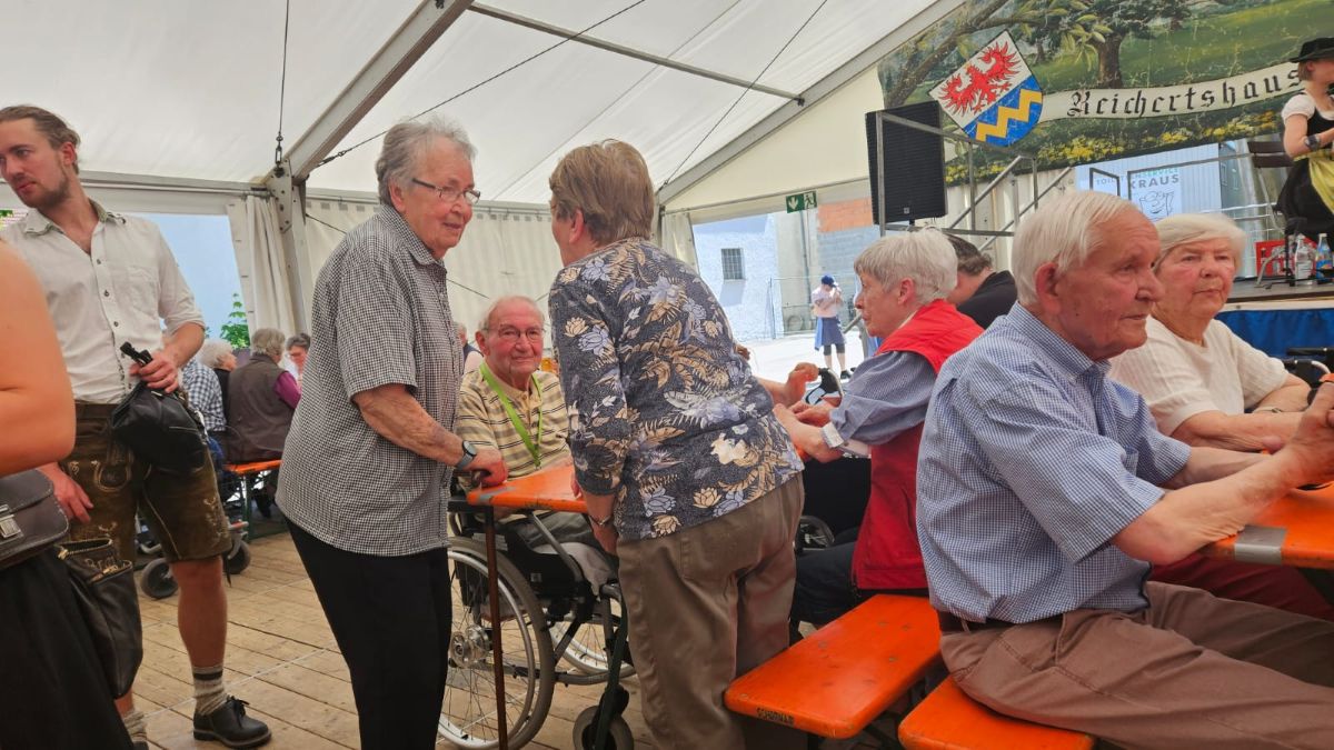 Seniorennachmittag auf dem Volksfest: Haus Raphael feiert mit in Reichertshausen