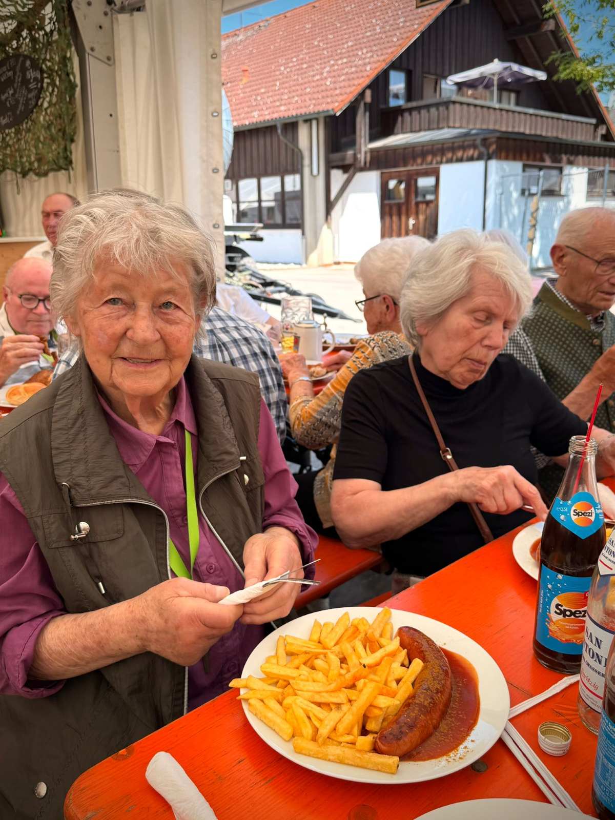 Seniorennachmittag auf dem Volksfest: Haus Raphael feiert mit in Reichertshausen