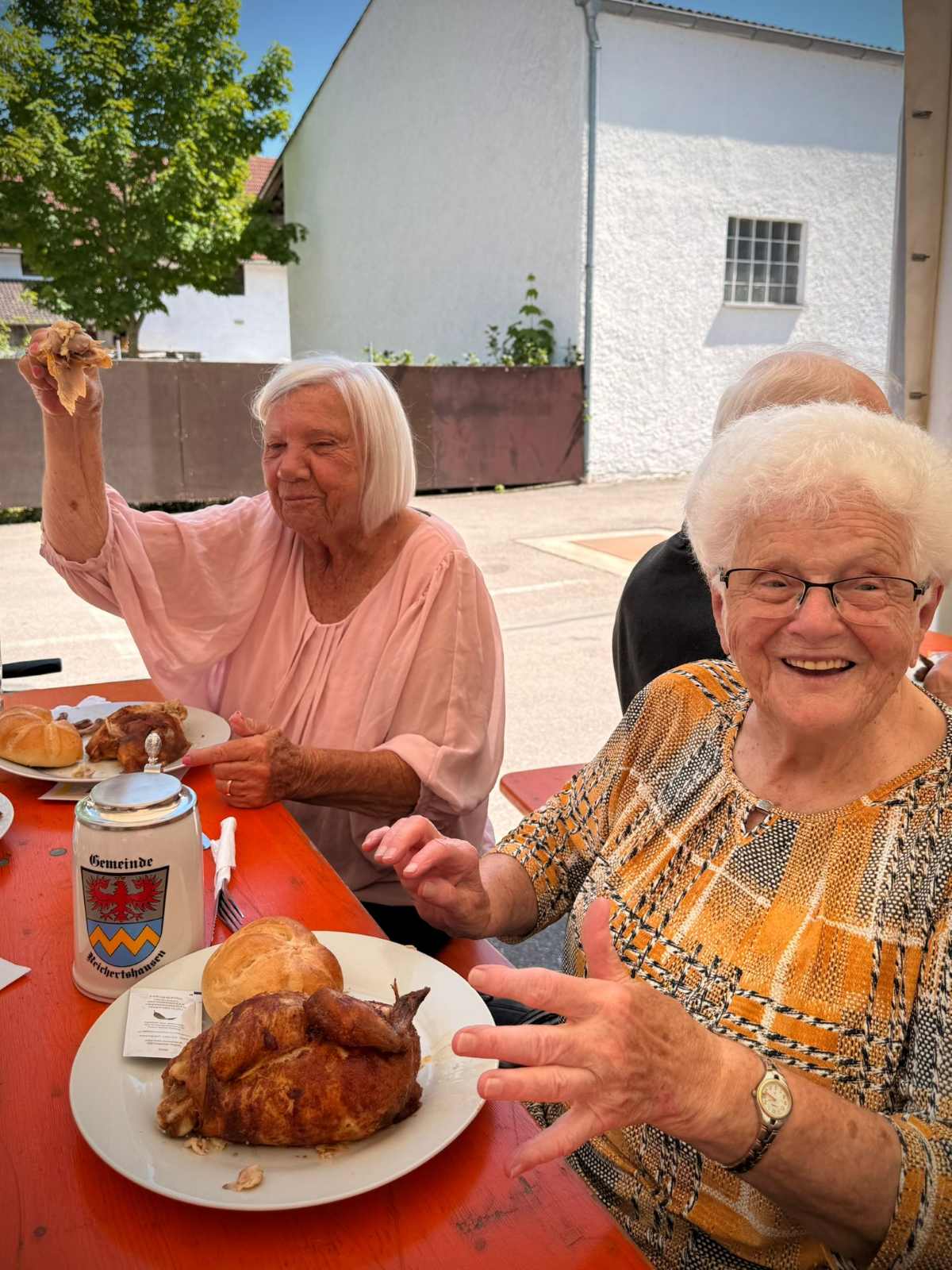 Seniorennachmittag auf dem Volksfest: Haus Raphael feiert mit in Reichertshausen