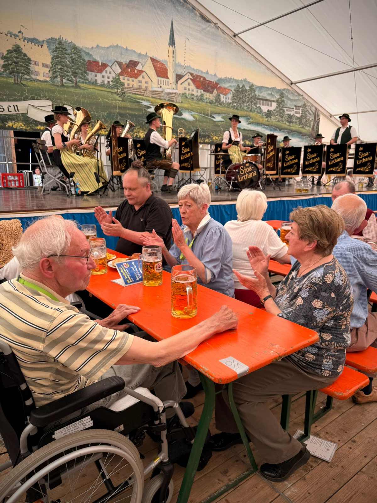 Seniorennachmittag auf dem Volksfest: Haus Raphael feiert mit in Reichertshausen