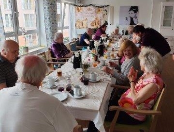 Fröhliche Geburtstagsrunde im Haus Valentin