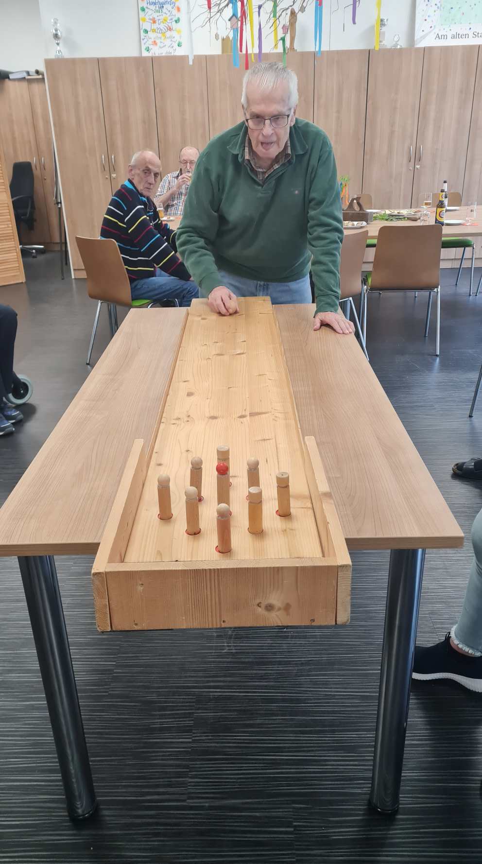 Ein gelungener Männervormittag in der Wohnanlage Am Alten Stadttor mit Bier, Laugengebäck, Kegeln und Gesprächen über alte Handwerksgegenstände und Vatertagsbräuche.