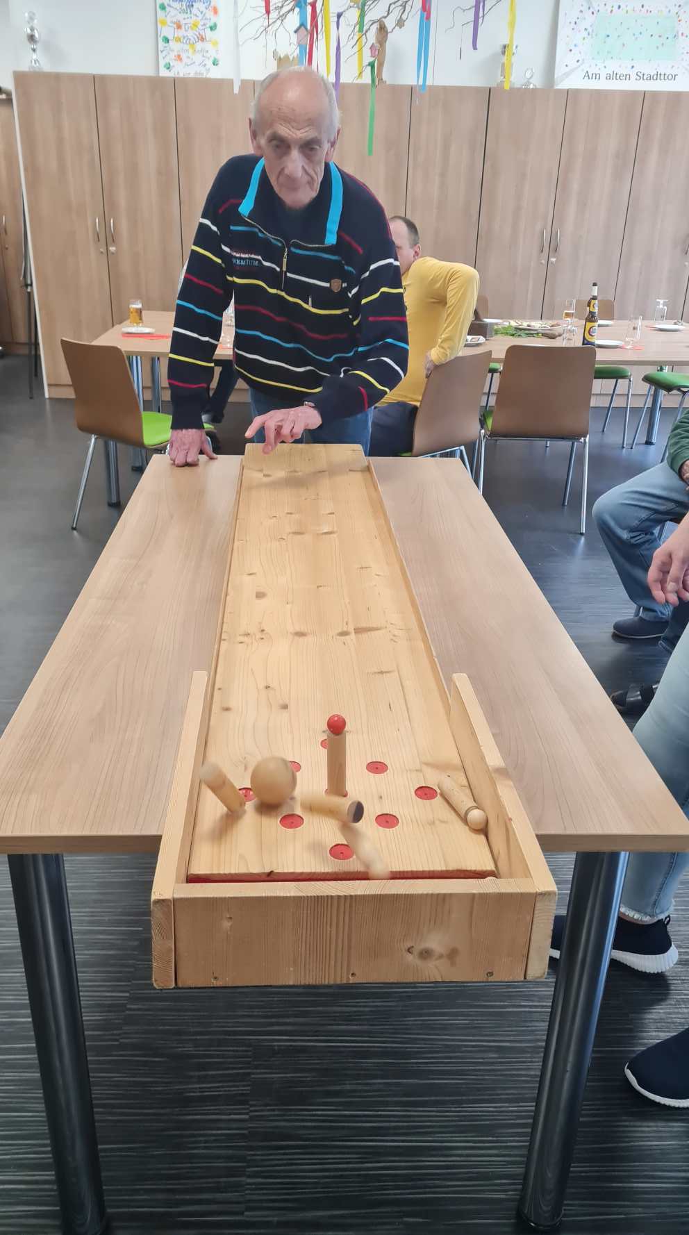 Ein gelungener Männervormittag in der Wohnanlage Am Alten Stadttor mit Bier, Laugengebäck, Kegeln und Gesprächen über alte Handwerksgegenstände und Vatertagsbräuche.