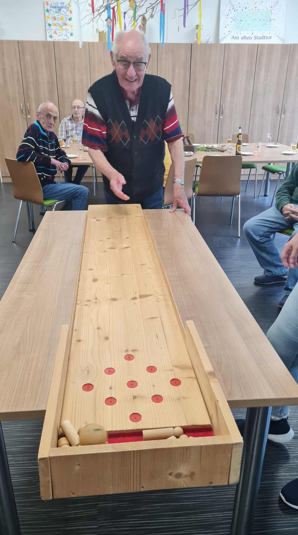 Ein gelungener Männervormittag in der Wohnanlage Am Alten Stadttor mit Bier, Laugengebäck, Kegeln und Gesprächen über alte Handwerksgegenstände und Vatertagsbräuche.
