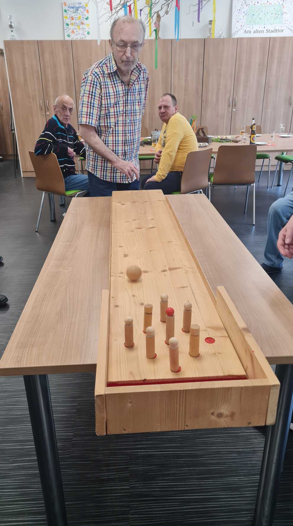 Ein gelungener Männervormittag in der Wohnanlage Am Alten Stadttor mit Bier, Laugengebäck, Kegeln und Gesprächen über alte Handwerksgegenstände und Vatertagsbräuche.