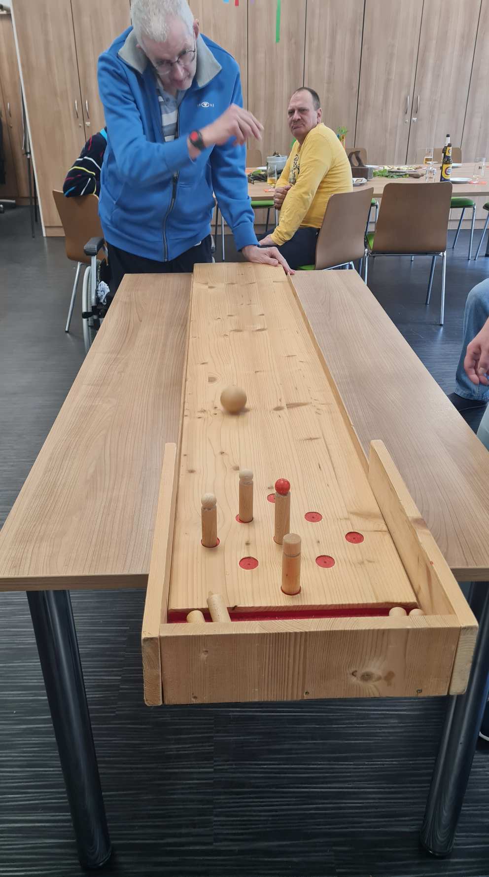 Ein gelungener Männervormittag in der Wohnanlage Am Alten Stadttor mit Bier, Laugengebäck, Kegeln und Gesprächen über alte Handwerksgegenstände und Vatertagsbräuche.