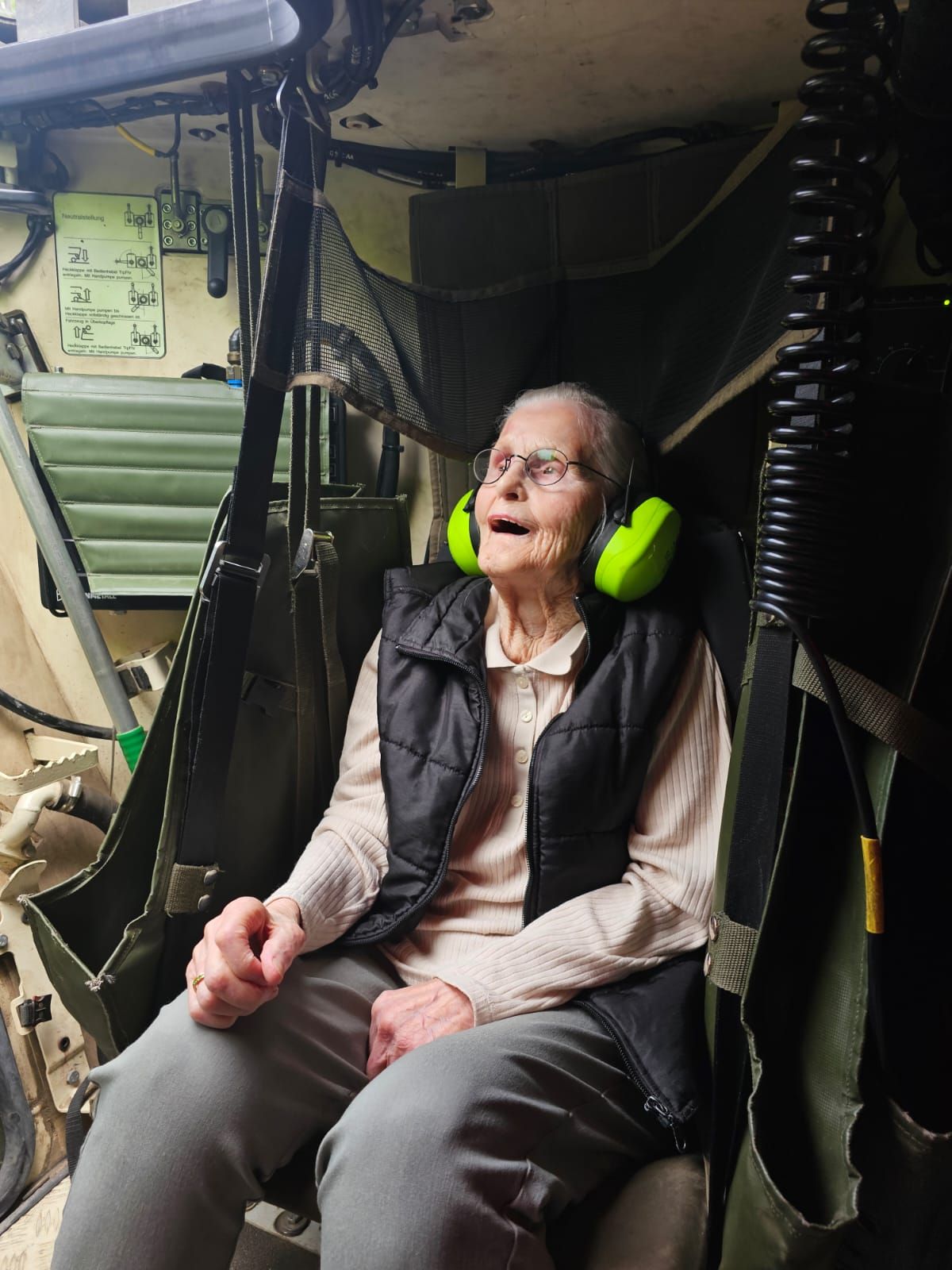 90-jährige Bewohnerin des Haus Gunther erfüllt sich Traum – Panzerfahrt