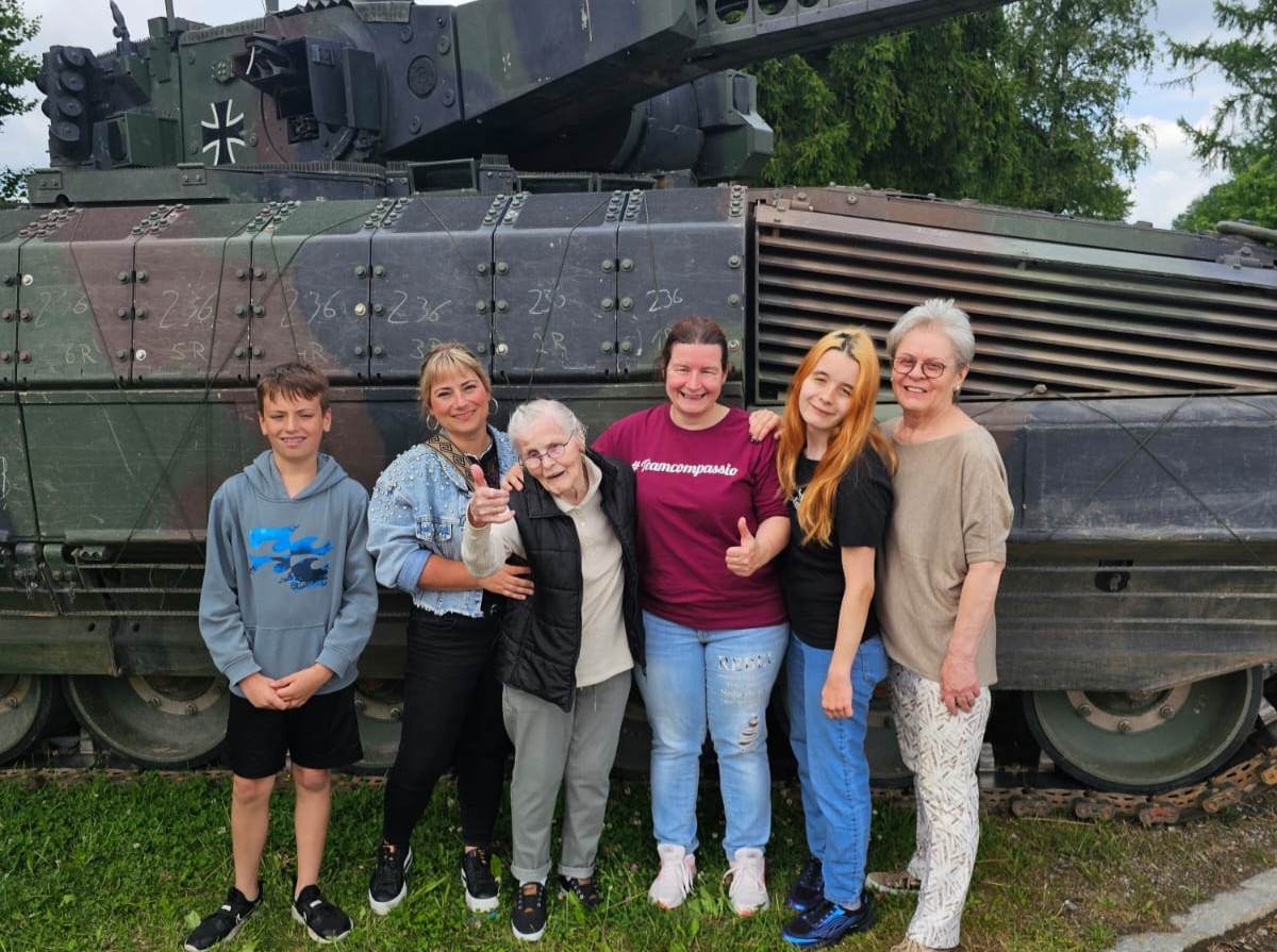90-jährige Bewohnerin des Haus Gunther erfüllt sich Traum – Panzerfahrt