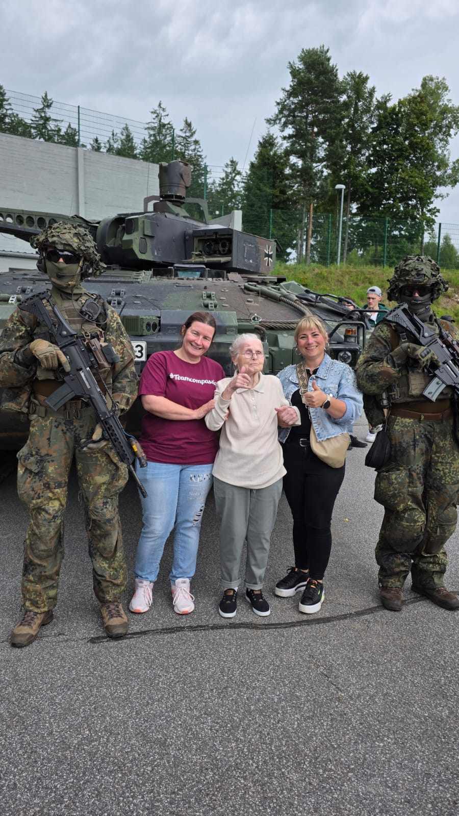 90-jährige Bewohnerin des Haus Gunther erfüllt sich Traum – Panzerfahrt