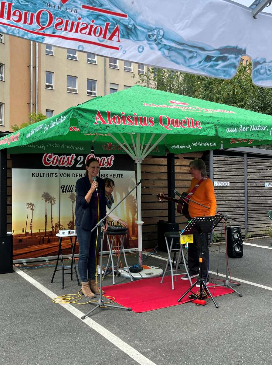 Sommerfest im Haus Maximilian begeistert mit Musik, Grillen und guter Laune
