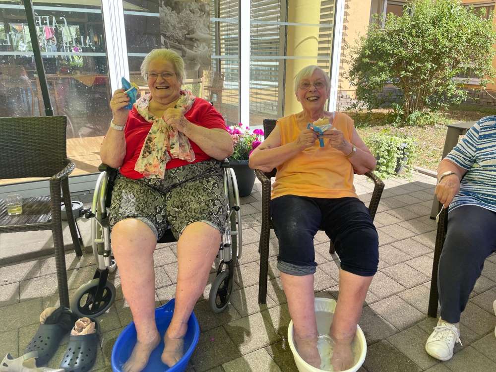 Sommerfrische im Haus Lukas: Fußbad und Eis sorgen für willkommene Abkühlung