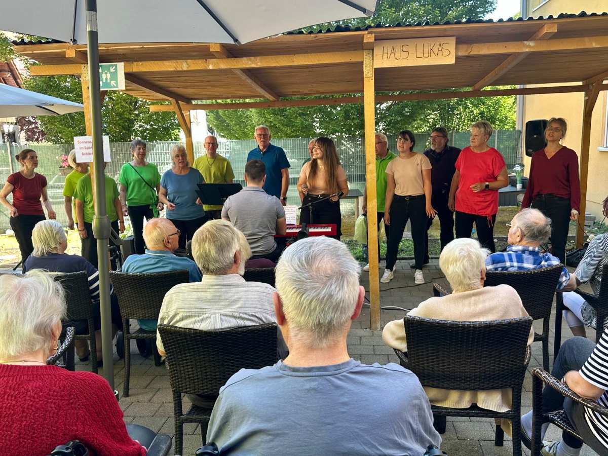 Gospelchor Open Hearts begeistert Bewohner im Seniorendomizil Haus Lukas