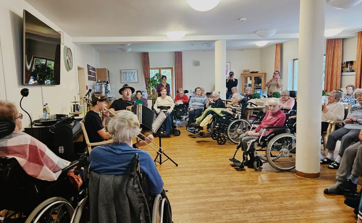 Zünftige Stimmung am Kirchweih-Sonntag: Duo „Zwoaralloa aufgspuit“ begeisterte mit bayerischen Klängen