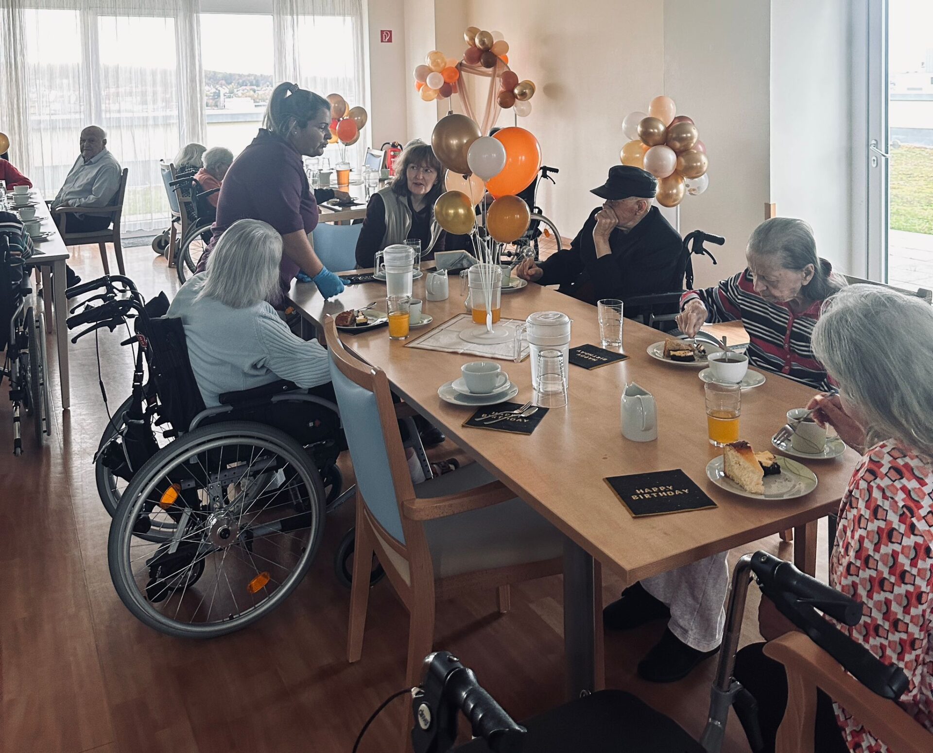 Geburtstagskaffee voller Freude und Gemeinschaft